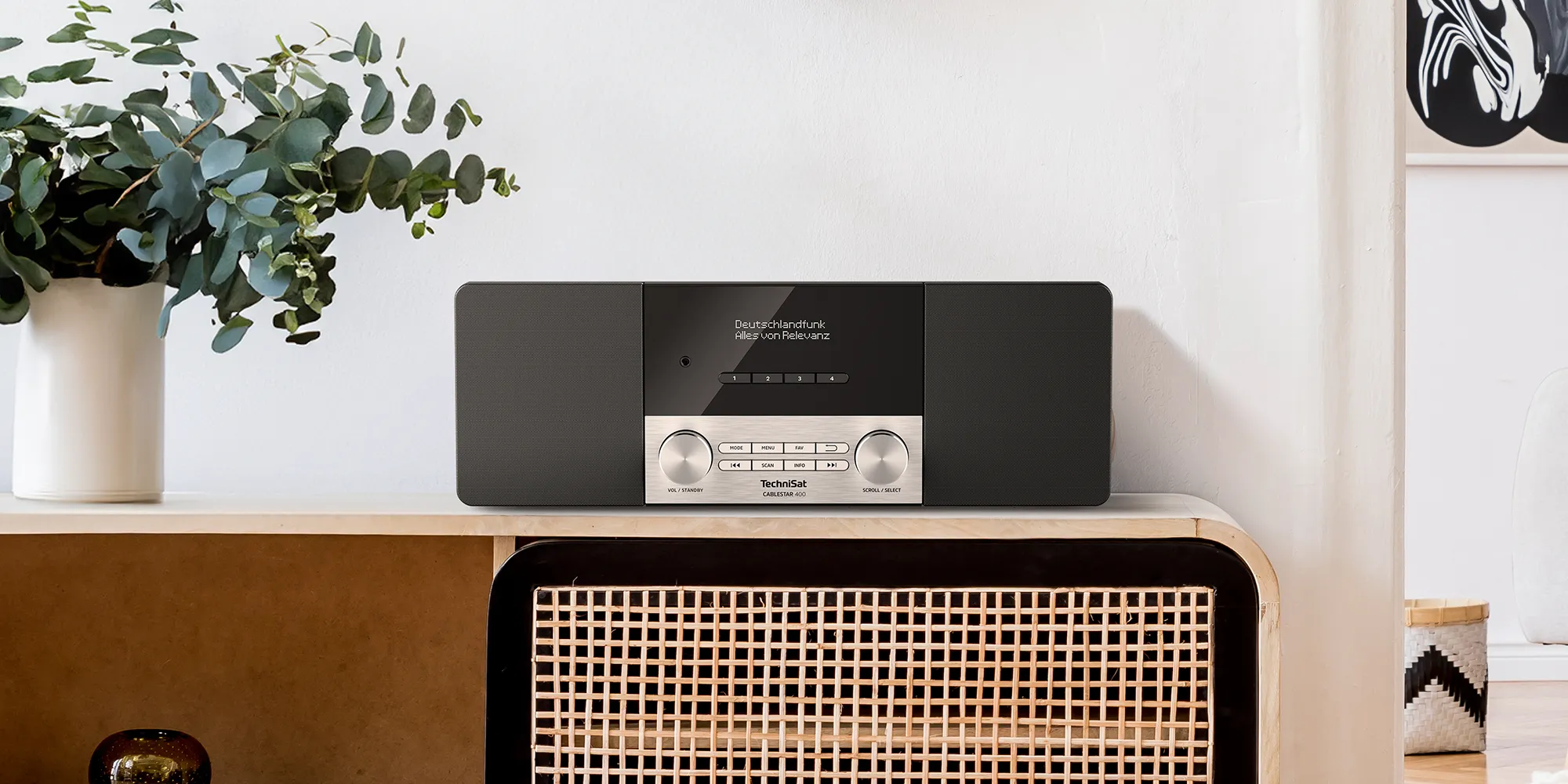 Kabelradio auf einem Sideboard, im Hintergrund elegantes Wohnzimmer. Hier herrscht Klarheit und Stil, wie beim Radioempfang.