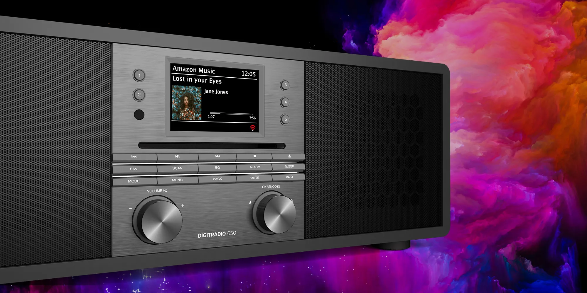 Ein Radio von TechniSat mit Drehreglern steht vor einem bunten Hintergrund. Das Display zeigt Infos zum Musiktitel an.