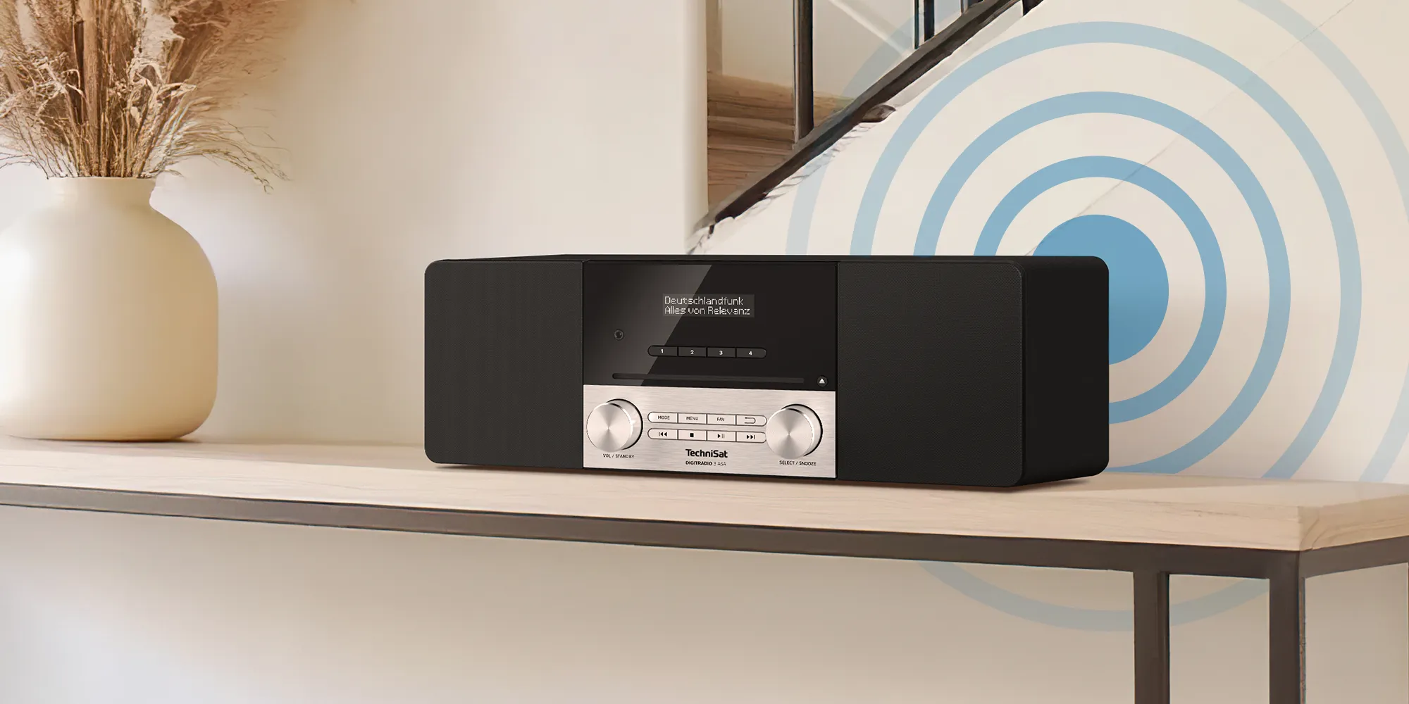 Ein Radio auf einem Sideboard im ruhigen Ambiente. Aus dem Radio kommen Wellen, die eine Warnmeldung symbolisieren.