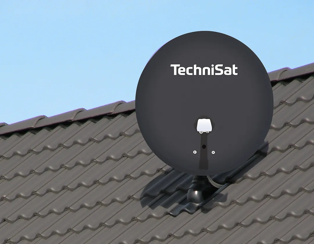 Dunkle Satellitenschüssel farblich abgestimmt auf anthrazitfarbenes Dach – dezente und einheitliche Installation.