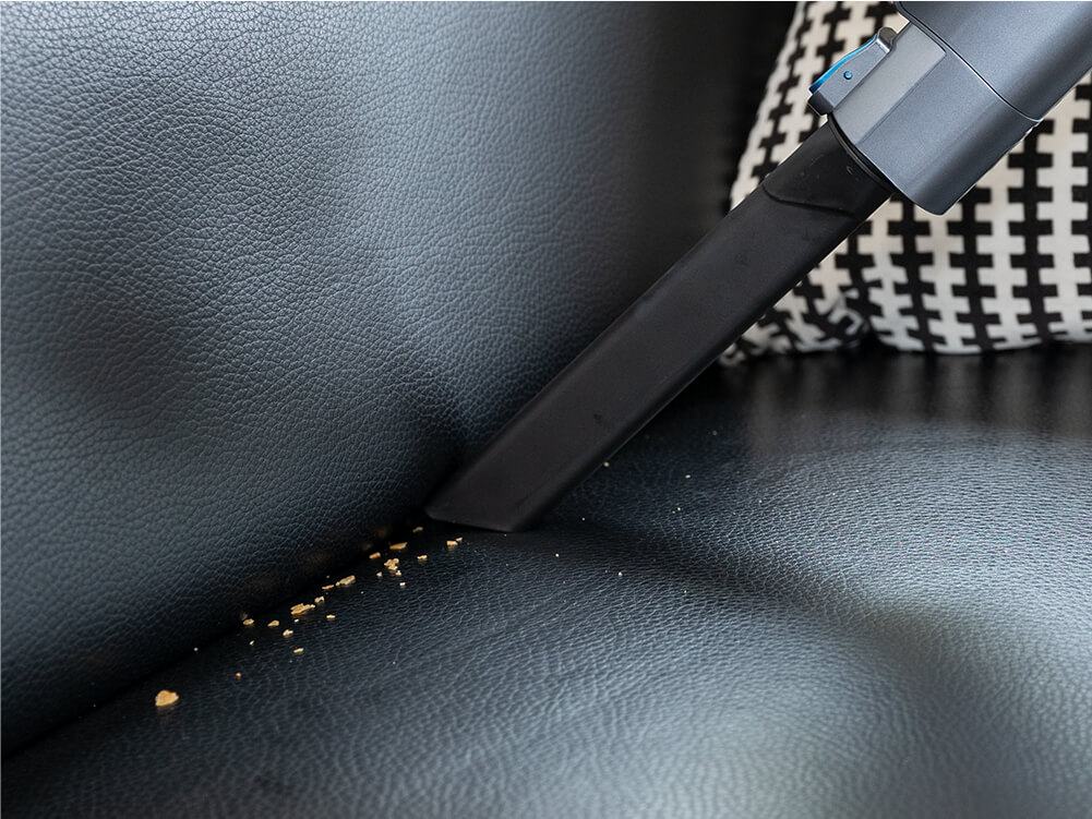 Die Fugendüse für den Akkusauger reinigt Sofa