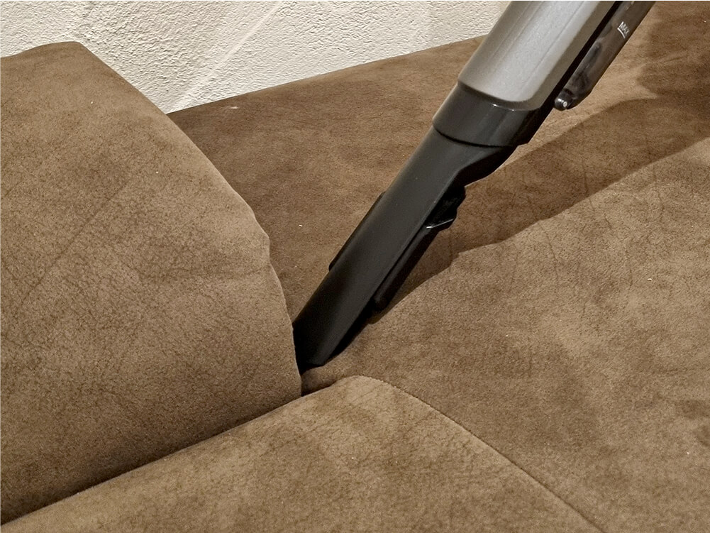 Die Fugendüse für den Akkusauger reinigt Sofa