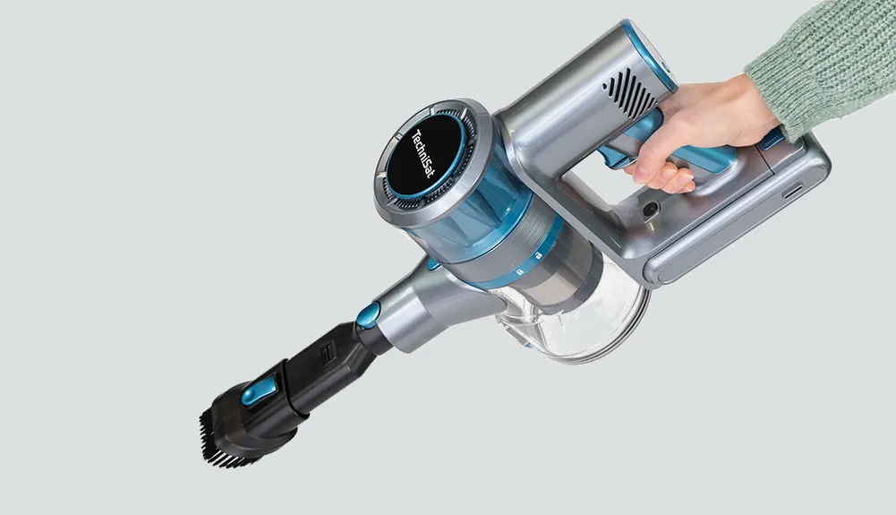 Leichtes Handstück des Akkusaugers wird in einer Hand gehalten und gezeigt