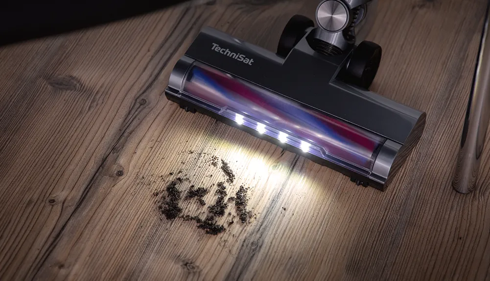 LED-Beleuchtung macht Staub auf dunklem Boden sichtbar