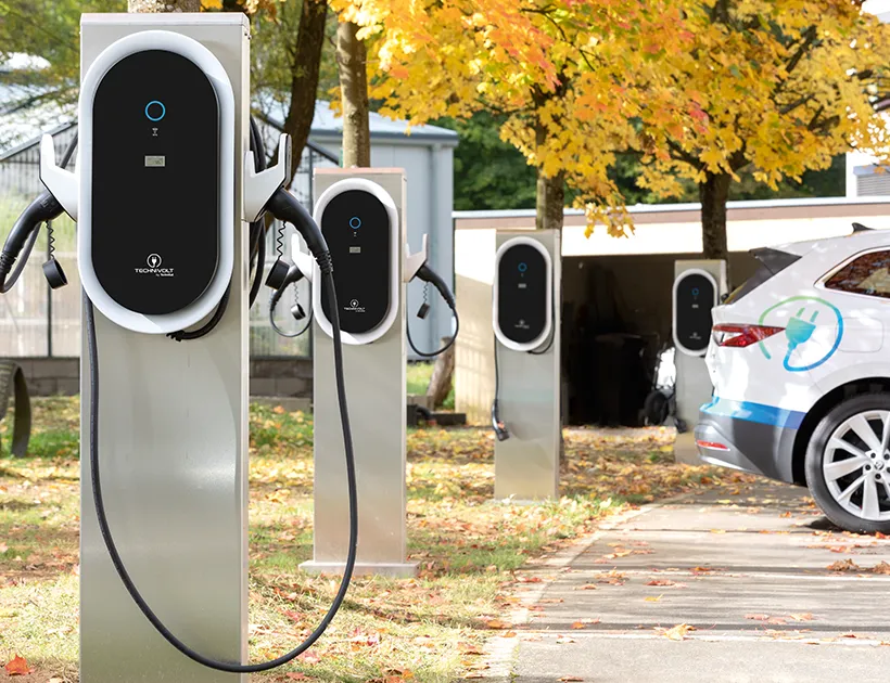 Abbildung von vielen Technivolt Wallboxen montiert an Metall-Stelen als Inspiration, wie ein Ladepark in einem Unternehmen mit Technivolt Wallboxen aussehen könnte.